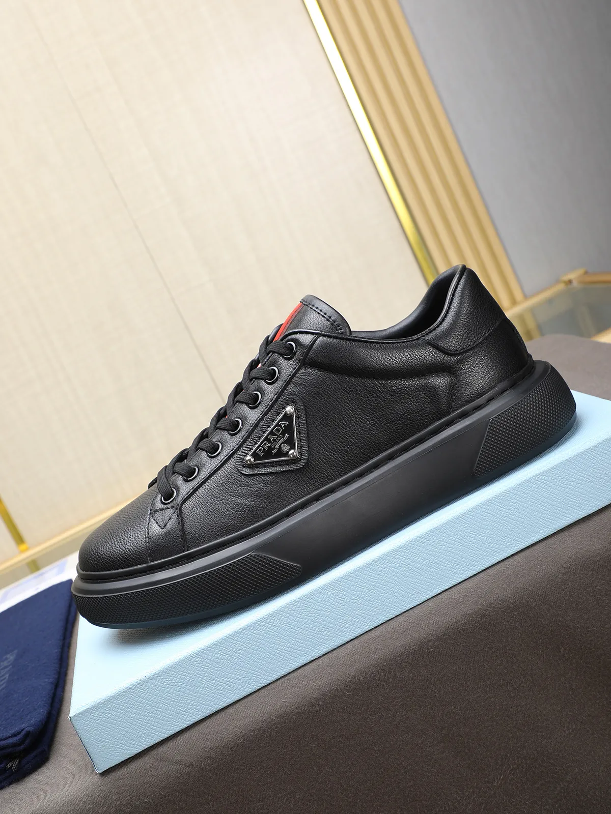 Men's shoes 💰460 Prada/Prada Men's new casual shoes, this upper is made of imported calfskin + sheep lining! The outside is decorated with the P family's classic metal triangle enamel logo, and the outsole is made of non-slip sports foam ultra-light outsole, which feels good on the feet and is a fashionable and fashionable item!  Size: 38-44 (45 customized)